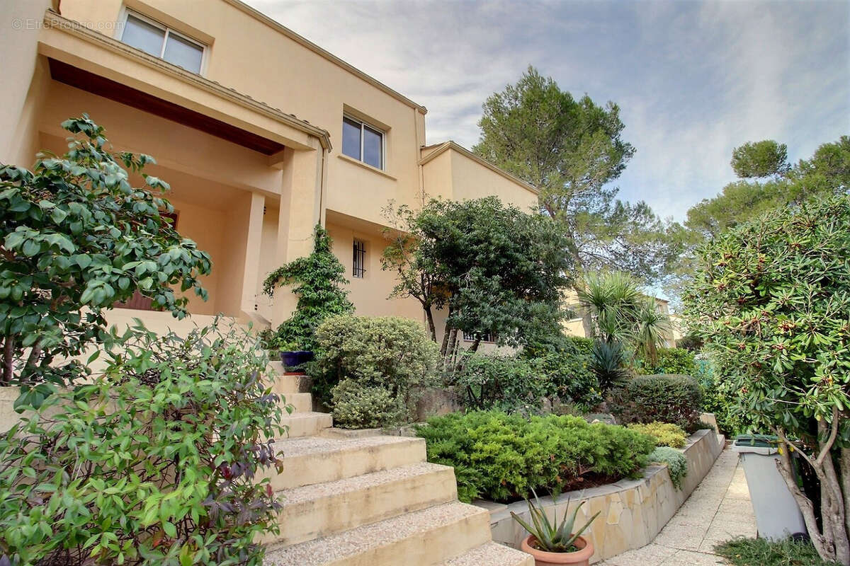 Maison à SAINT-CLEMENT-DE-RIVIERE