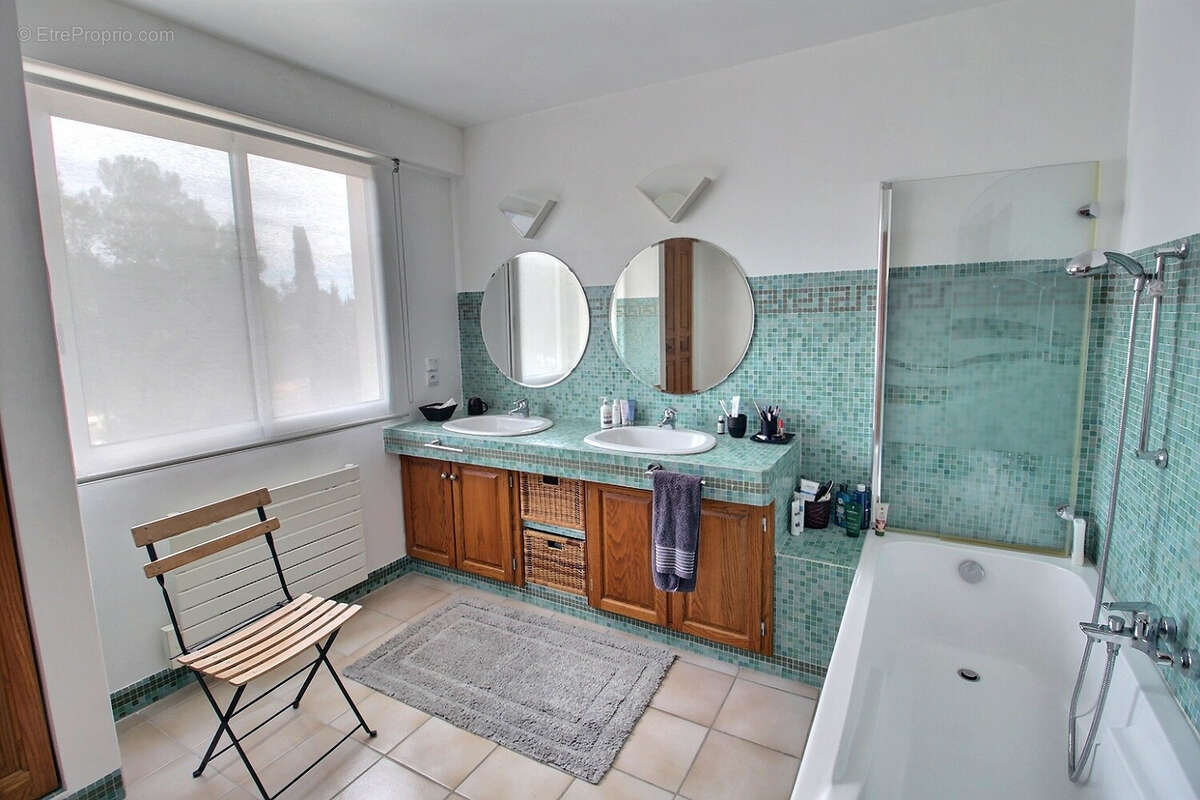 Maison à SAINT-CLEMENT-DE-RIVIERE