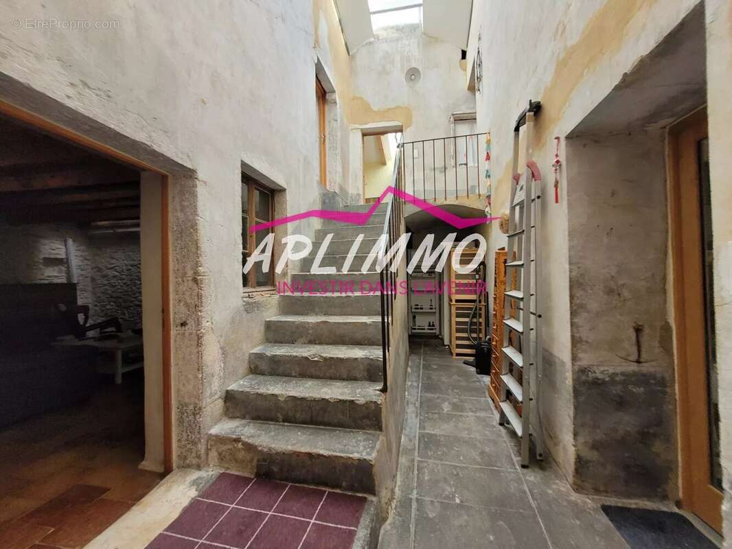 Maison à SAINT-MONTAN