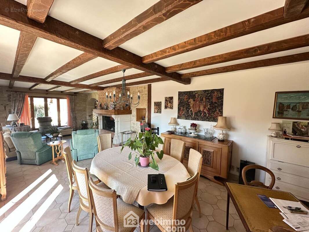 La pièce de vie est lumineuse et vous apprécierez l&#039;accès sur ... - Maison à BRUYERES-ET-MONTBERAULT