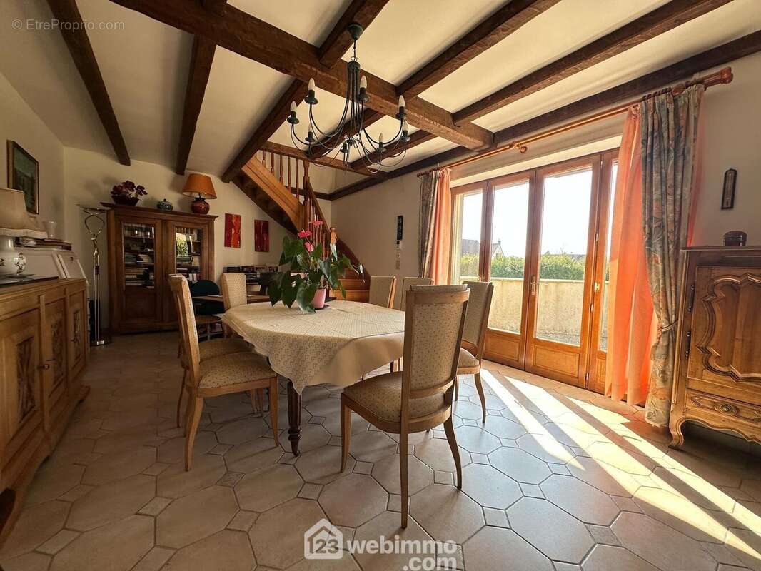 La salle à manger pour y recevoir vos convives - Maison à BRUYERES-ET-MONTBERAULT