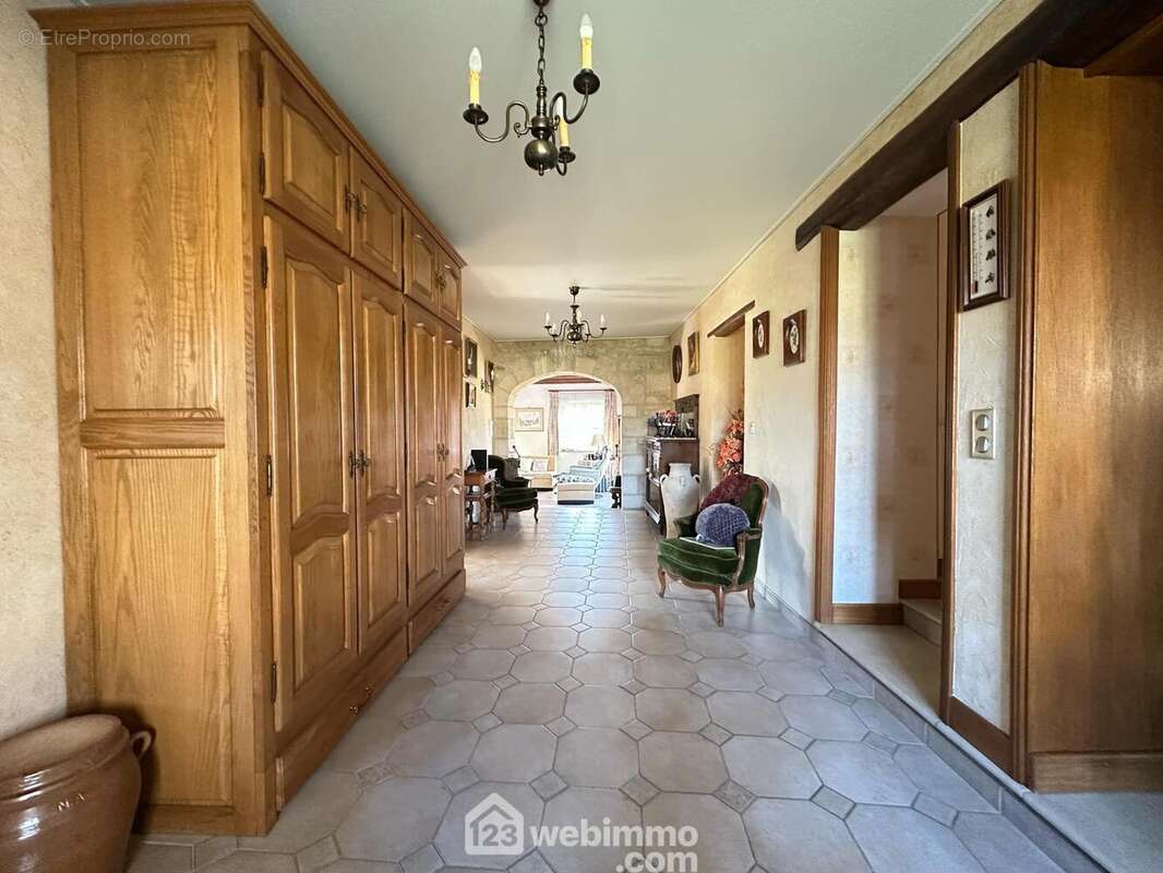 Une vaste entrée de 20 m² distribue ... - Maison à BRUYERES-ET-MONTBERAULT