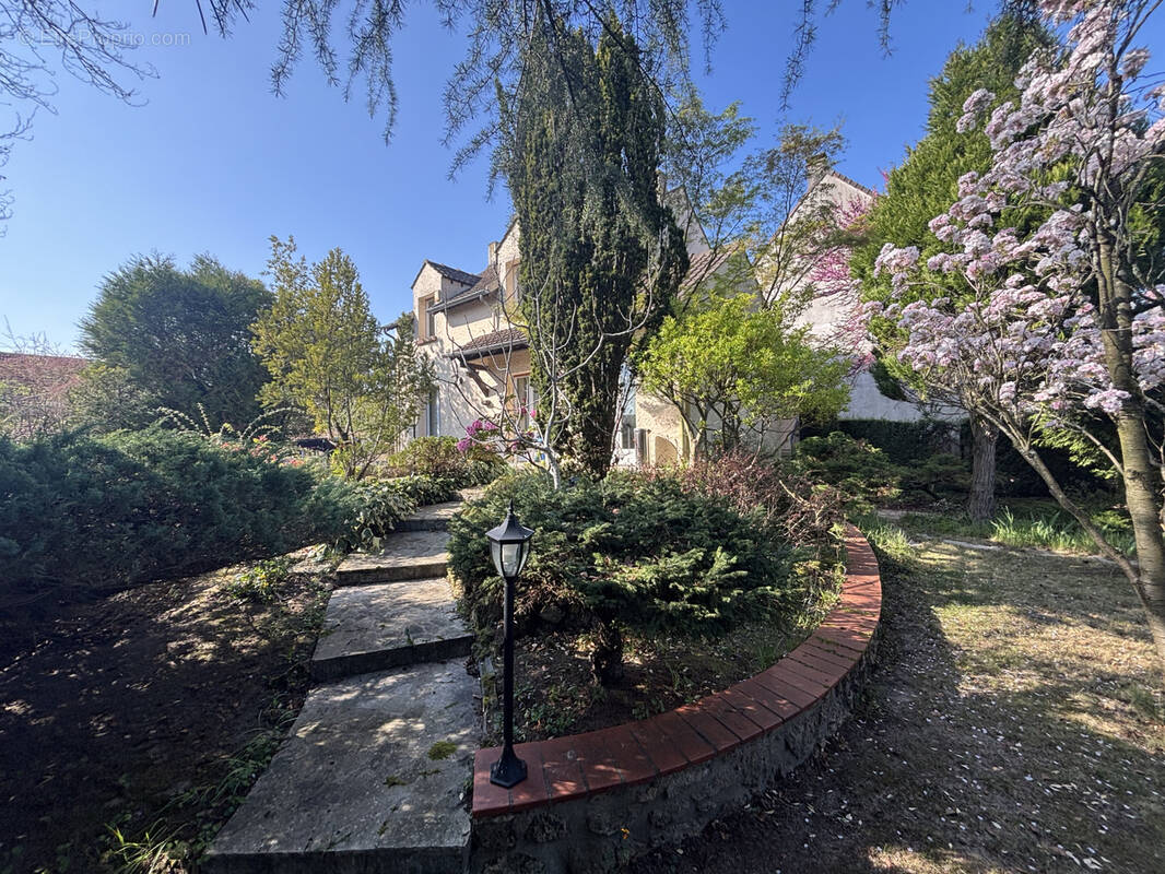 Maison à SAINTE-GENEVIEVE-DES-BOIS