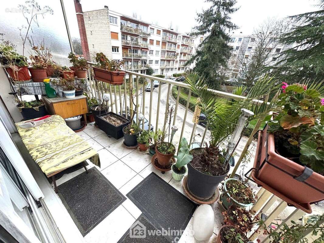 Terminons par l&#039;extérieur avec le balcon - Appartement à RIS-ORANGIS