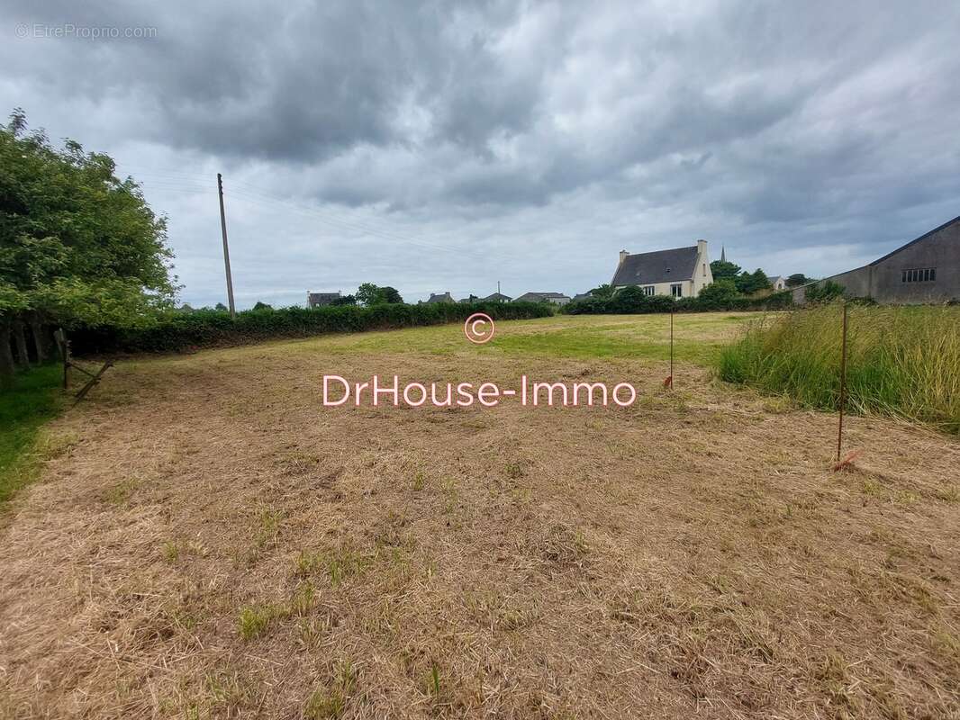 Terrain à PLOUNEVEZ-LOCHRIST