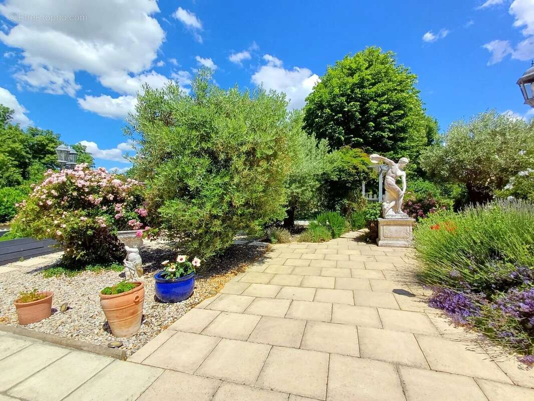 Maison à SAINT-THOMAS-DE-CONAC