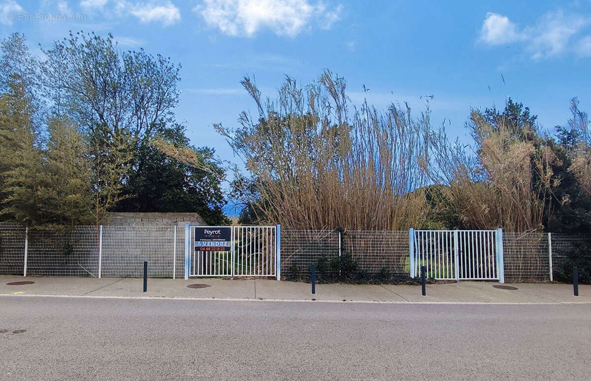 Terrain à PEZILLA-LA-RIVIERE