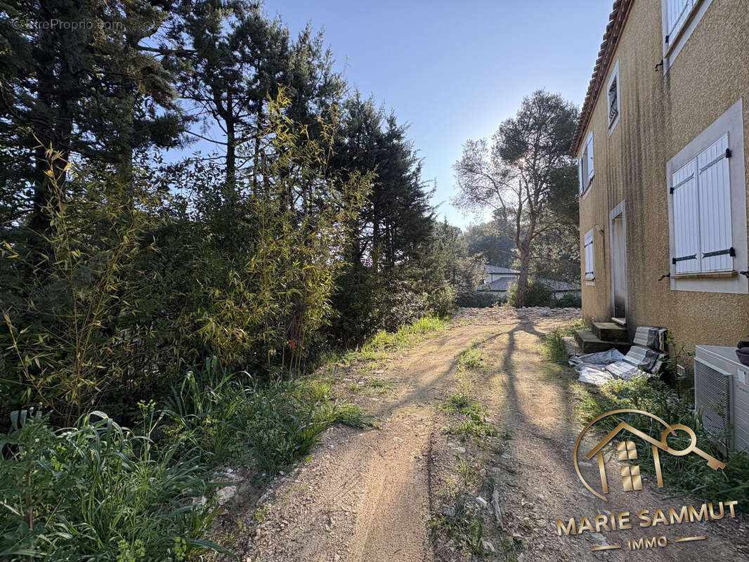 Maison à SAINT-CLEMENT-DE-RIVIERE