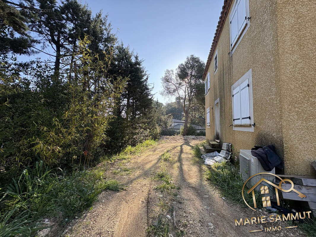 Maison à SAINT-CLEMENT-DE-RIVIERE