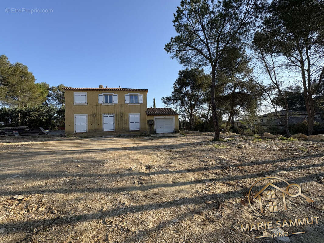 Maison à SAINT-CLEMENT-DE-RIVIERE