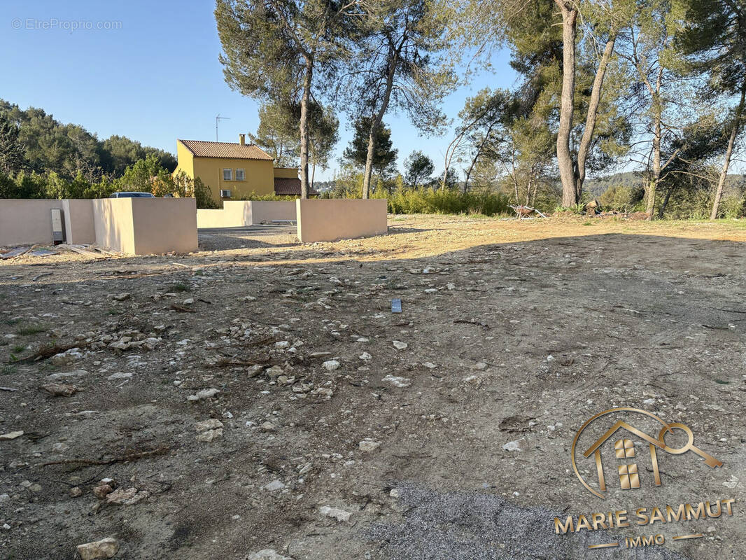 Terrain à SAINT-CLEMENT-DE-RIVIERE