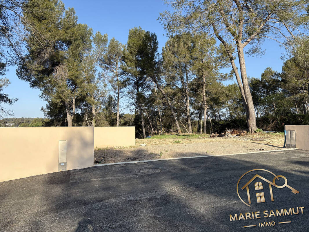 Terrain à SAINT-CLEMENT-DE-RIVIERE