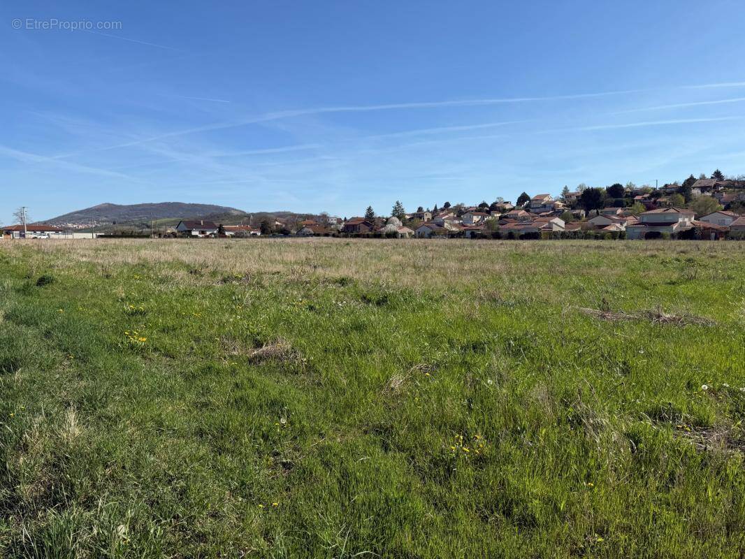 Terrain à PERIGNAT-SUR-ALLIER