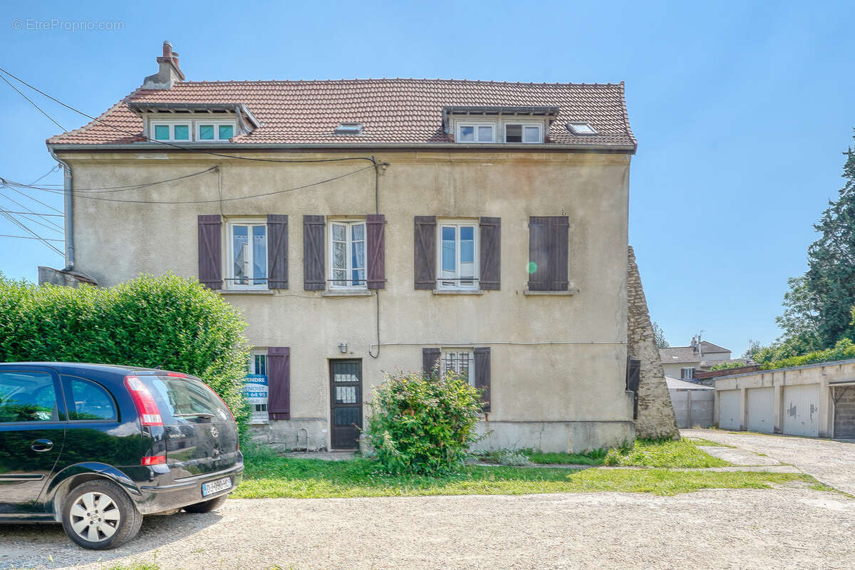 Appartement à EZANVILLE