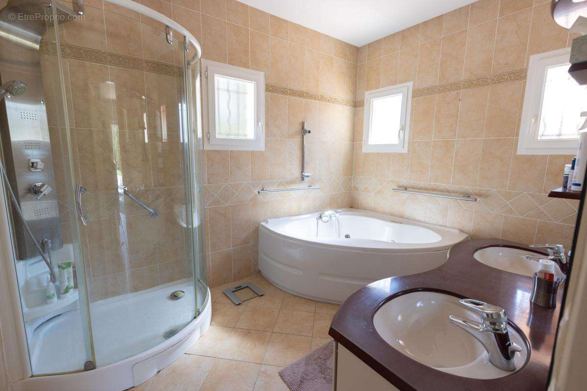 Maison à SAINT-CYR-SUR-MER