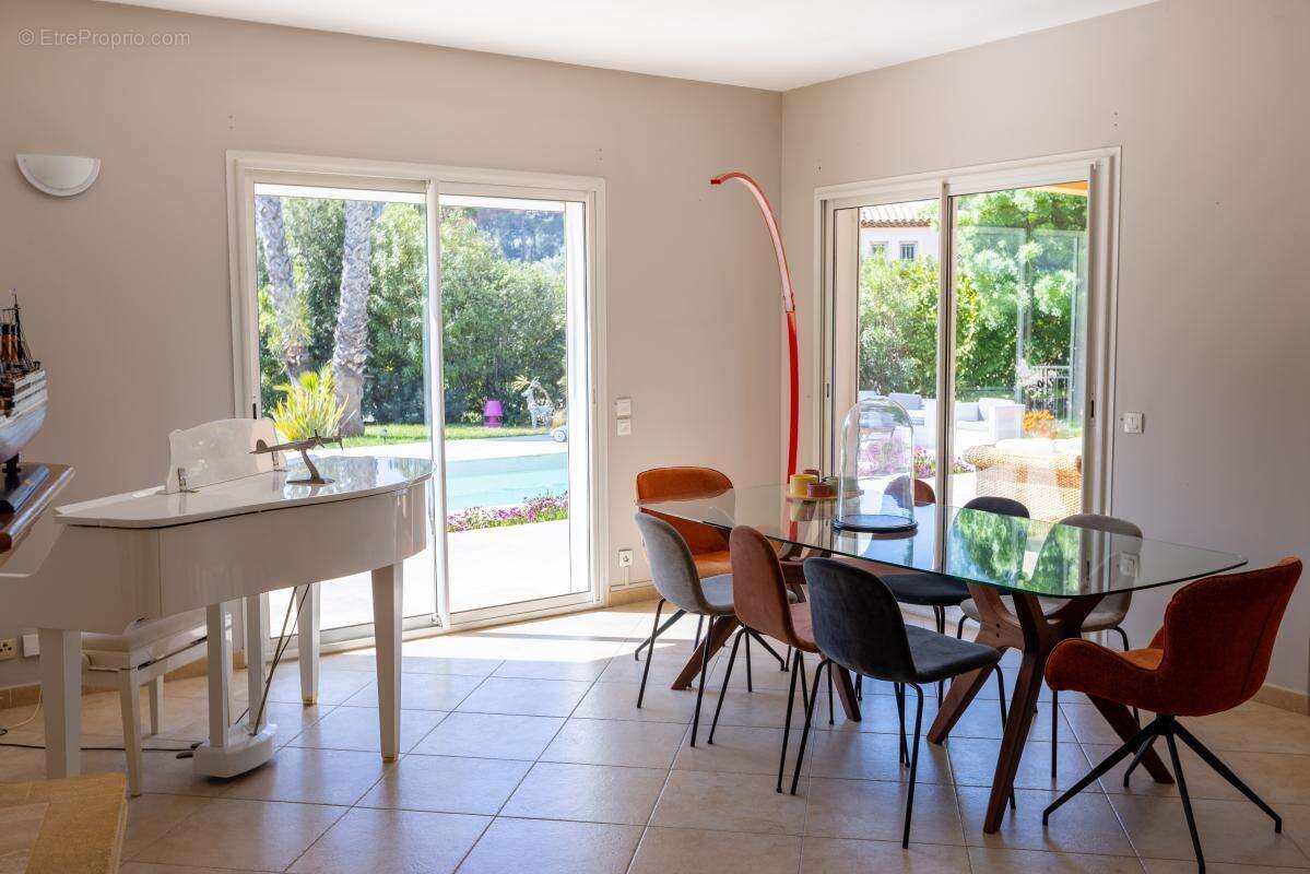 Maison à SAINT-CYR-SUR-MER