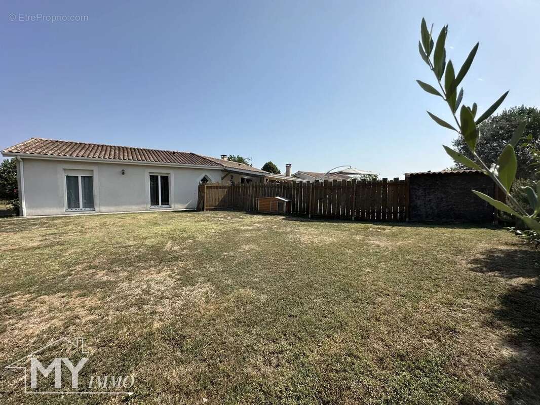 Maison à MOULIETS-ET-VILLEMARTIN