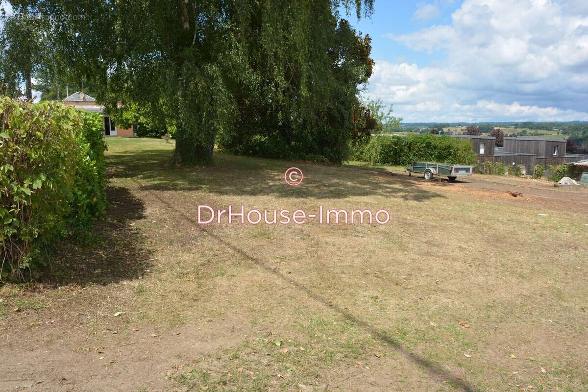 Terrain à AIXE-SUR-VIENNE