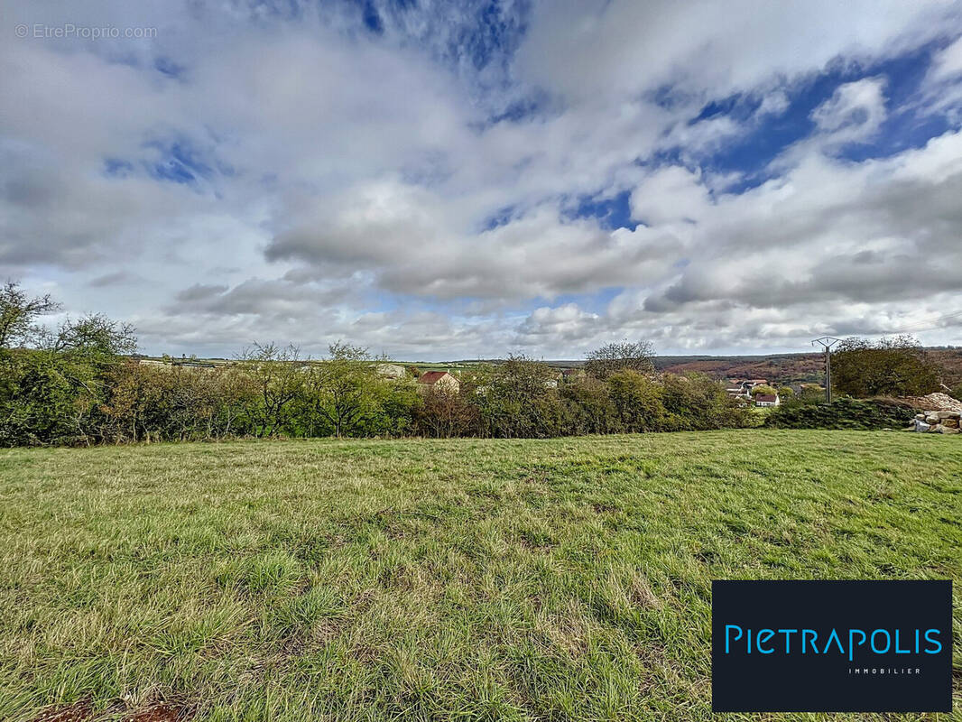 Terrain à FRANCHEVILLE