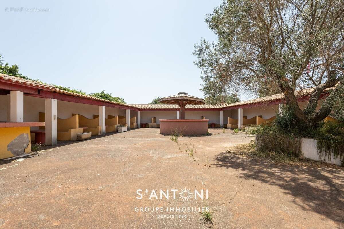 Terrain à VILLENEUVE-LES-BEZIERS