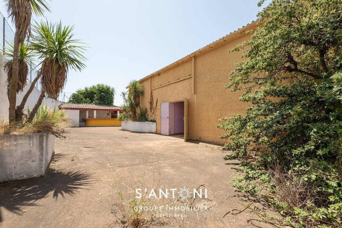 Terrain à VILLENEUVE-LES-BEZIERS