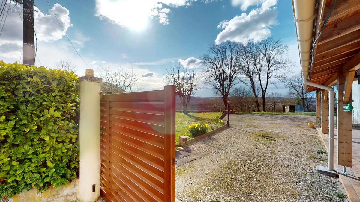 Maison à BOUVESSE-QUIRIEU