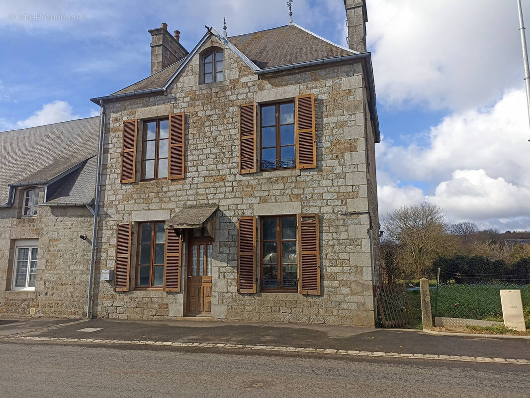 Maison à SAINT-MICHEL-DE-MONTJOIE