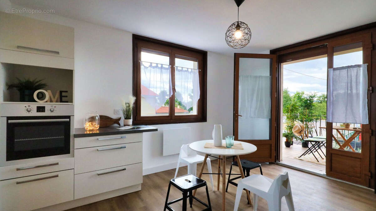 Appartement à VEAUCHE