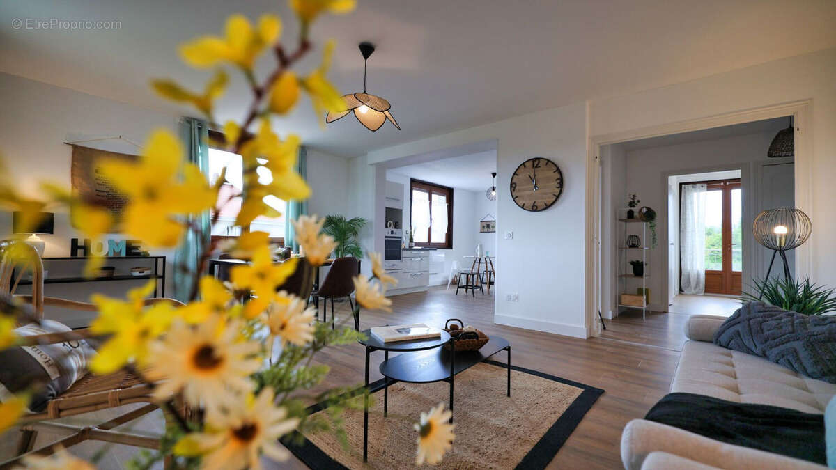 Appartement à VEAUCHE