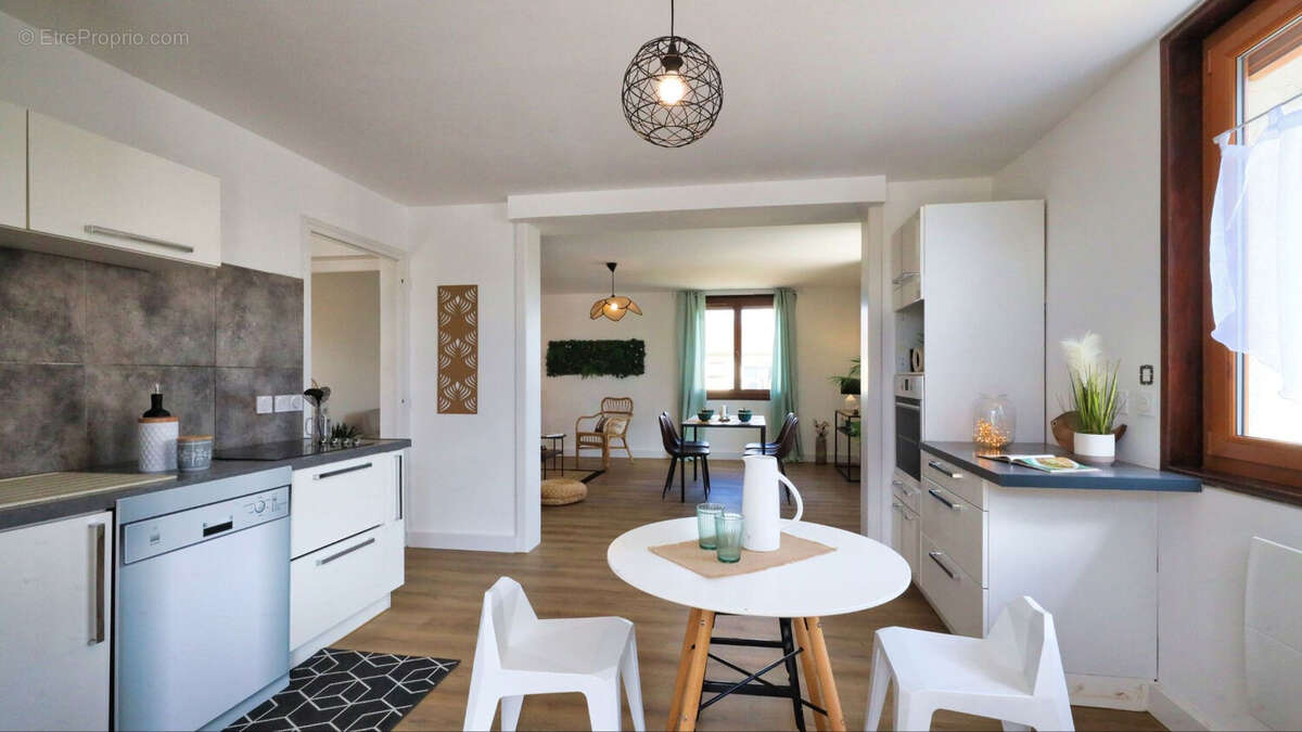 Appartement à VEAUCHE