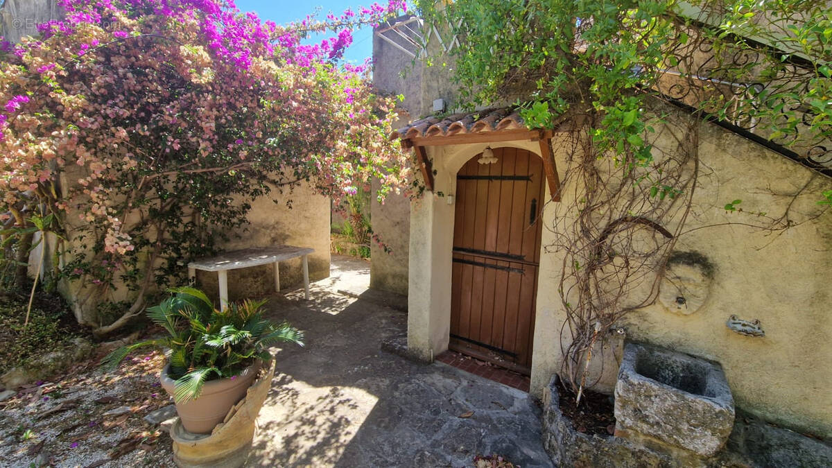 Maison à SAINT-CYR-SUR-MER