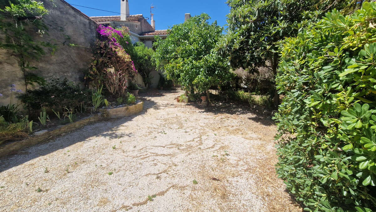 Maison à SAINT-CYR-SUR-MER