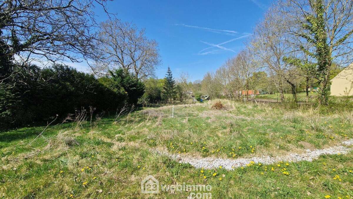Tous les réseaux sont à proximité y compris l&#039;assainissement collectif - Terrain à VORGES
