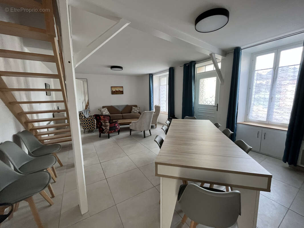 Commerce à MORTAGNE-SUR-SEVRE