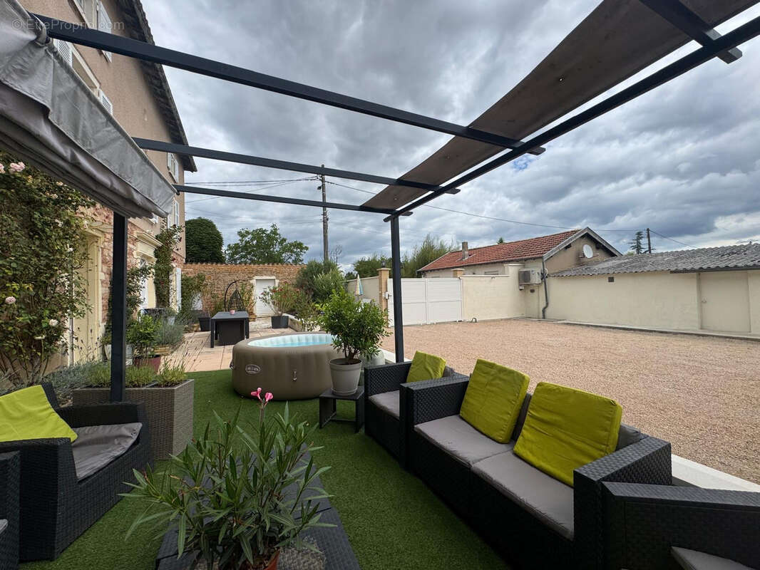 Maison à SAINT-GEORGES-DE-RENEINS