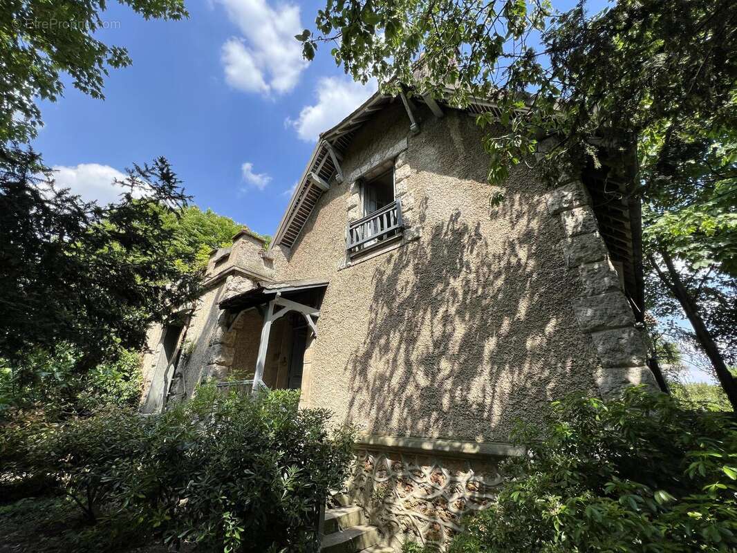Au rez-de-chaussée, surélevé, - Maison à VITRY-SUR-SEINE