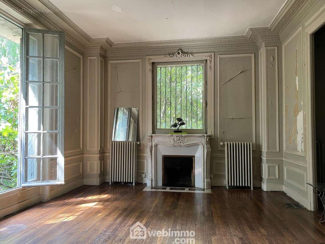 D'un côté, une belle pièce, - Maison à VITRY-SUR-SEINE