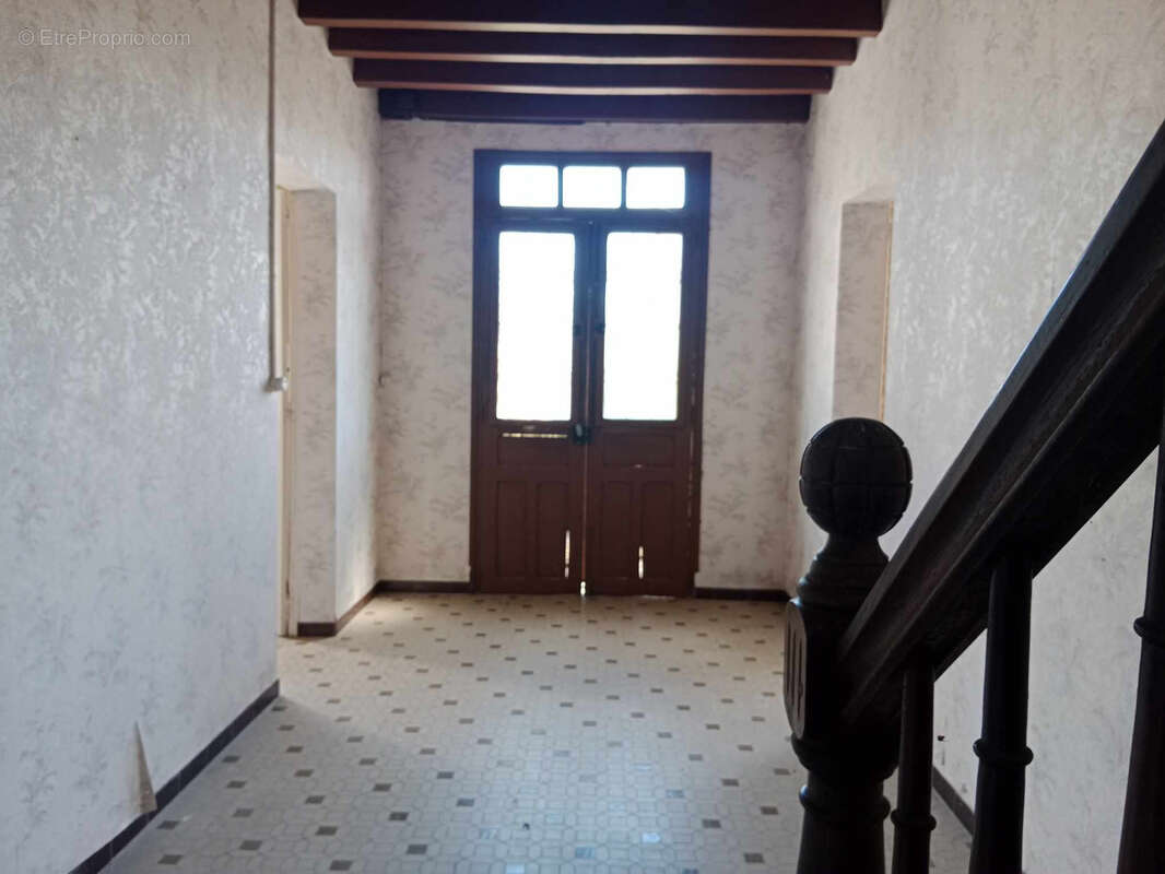 Maison à SERRES-SAINTE-MARIE