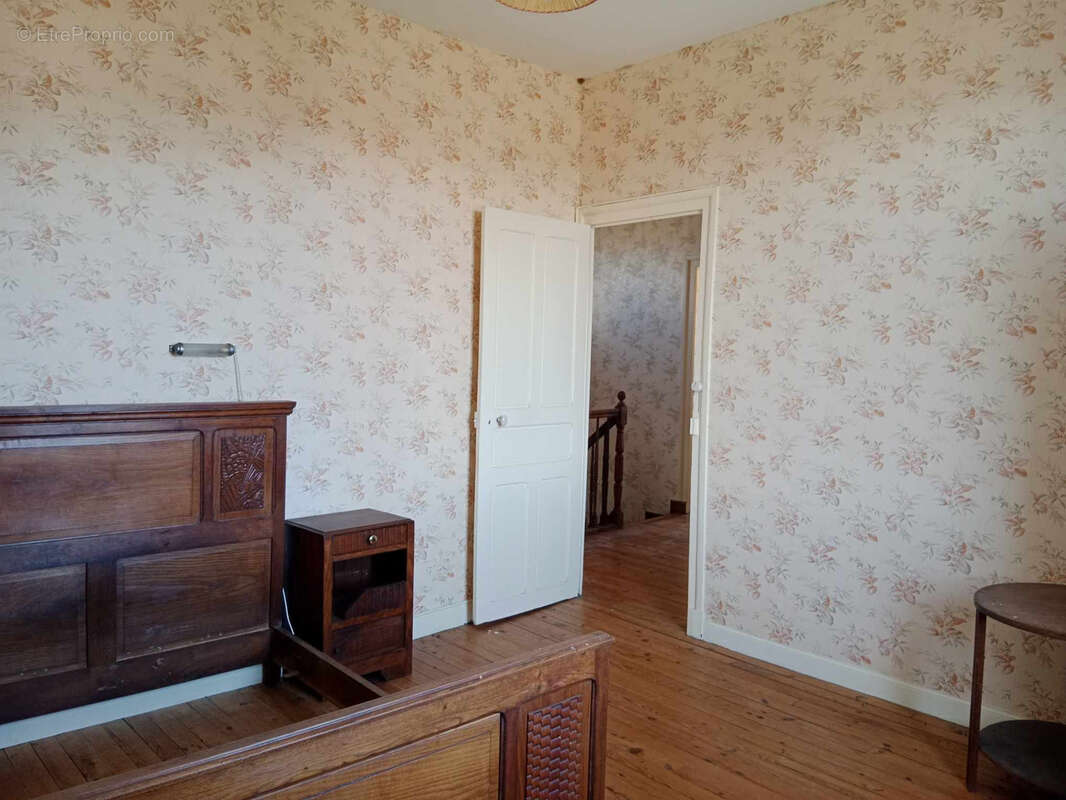 Maison à SERRES-SAINTE-MARIE