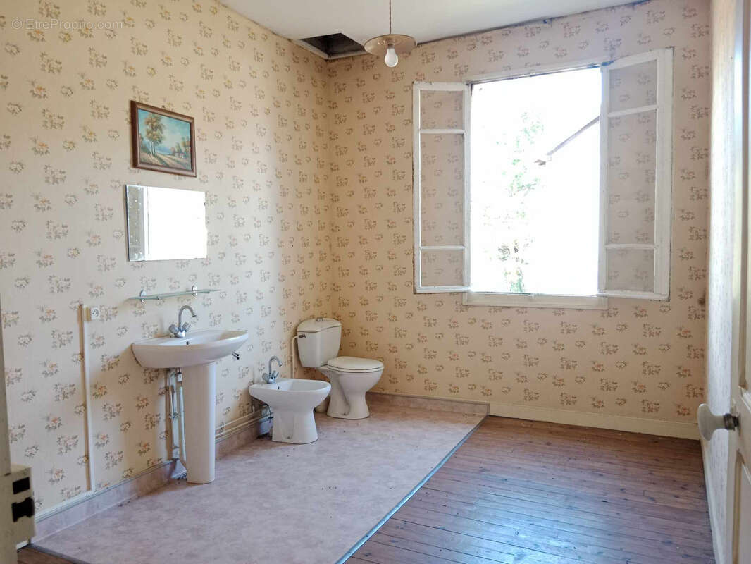 Maison à SERRES-SAINTE-MARIE