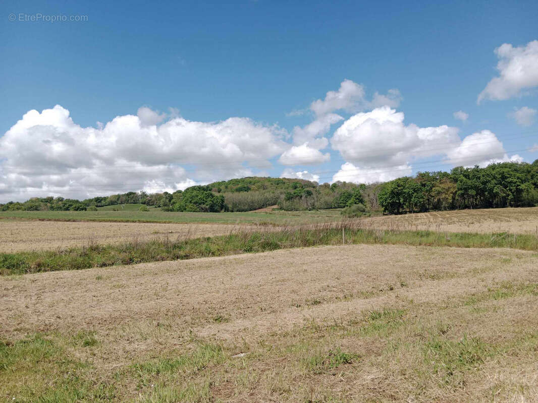 Maison à SERRES-SAINTE-MARIE