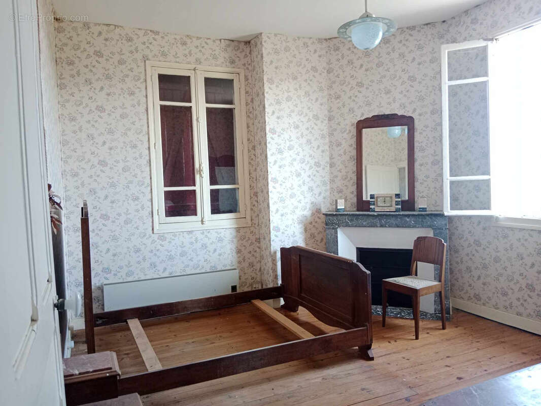 Maison à SERRES-SAINTE-MARIE