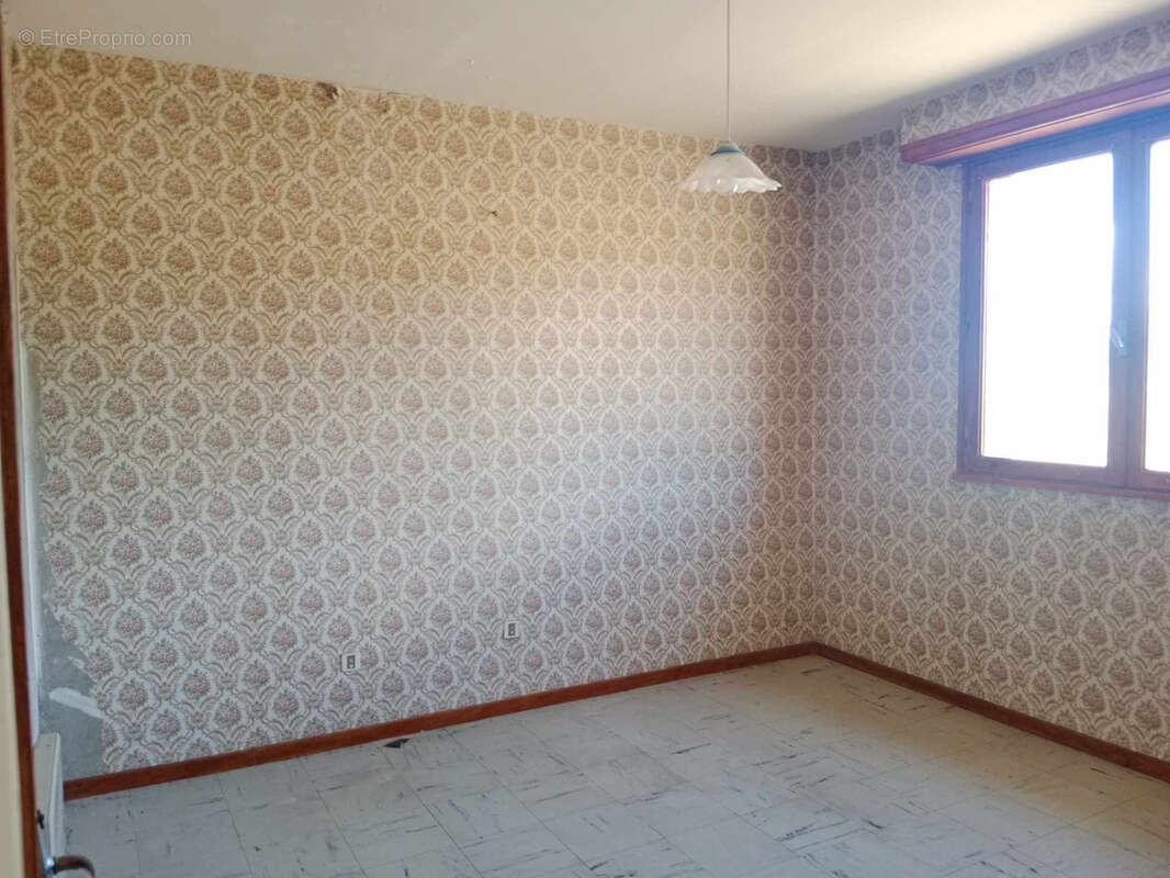 Maison à SERRES-SAINTE-MARIE