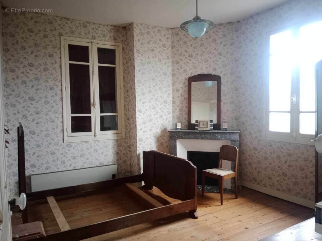 Maison à SERRES-SAINTE-MARIE