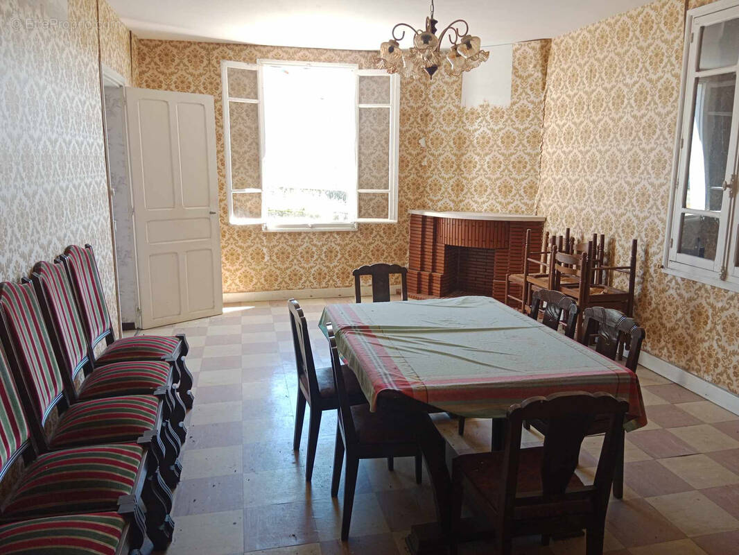 Maison à SERRES-SAINTE-MARIE