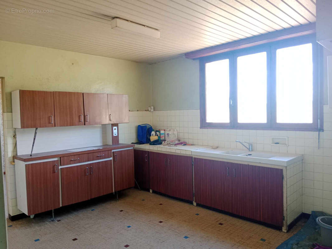 Maison à SERRES-SAINTE-MARIE