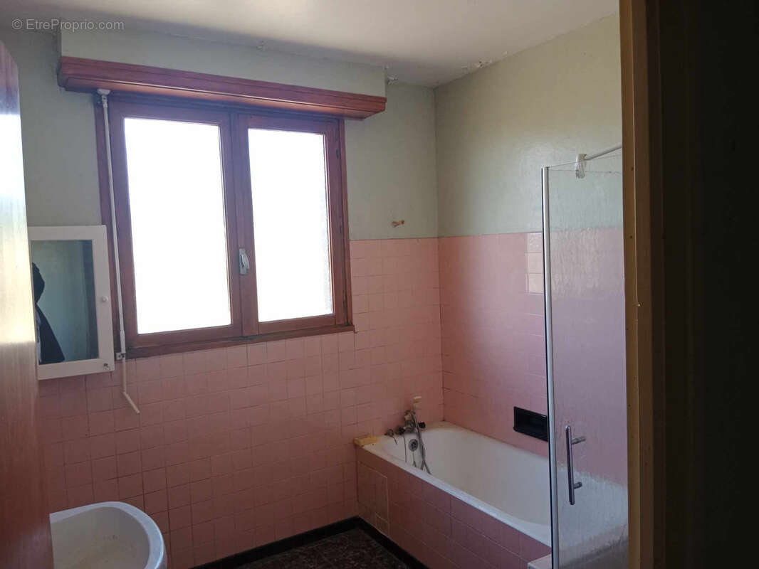 Maison à SERRES-SAINTE-MARIE