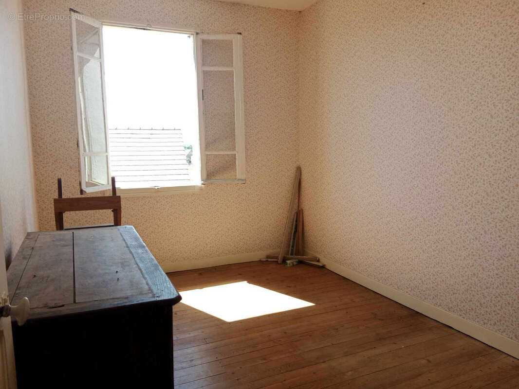 Maison à SERRES-SAINTE-MARIE