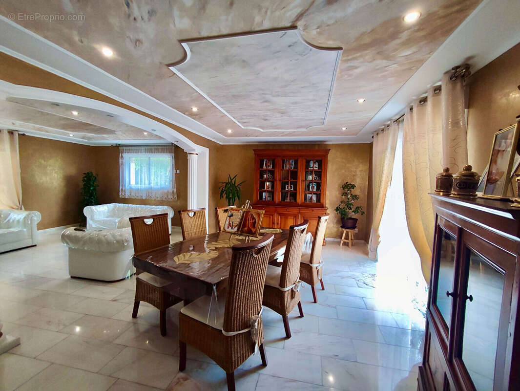 Maison à LE GENEST-SAINT-ISLE