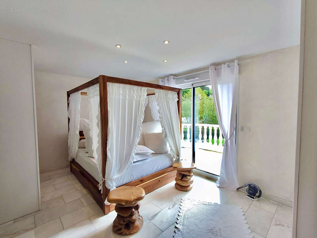 Maison à LE GENEST-SAINT-ISLE